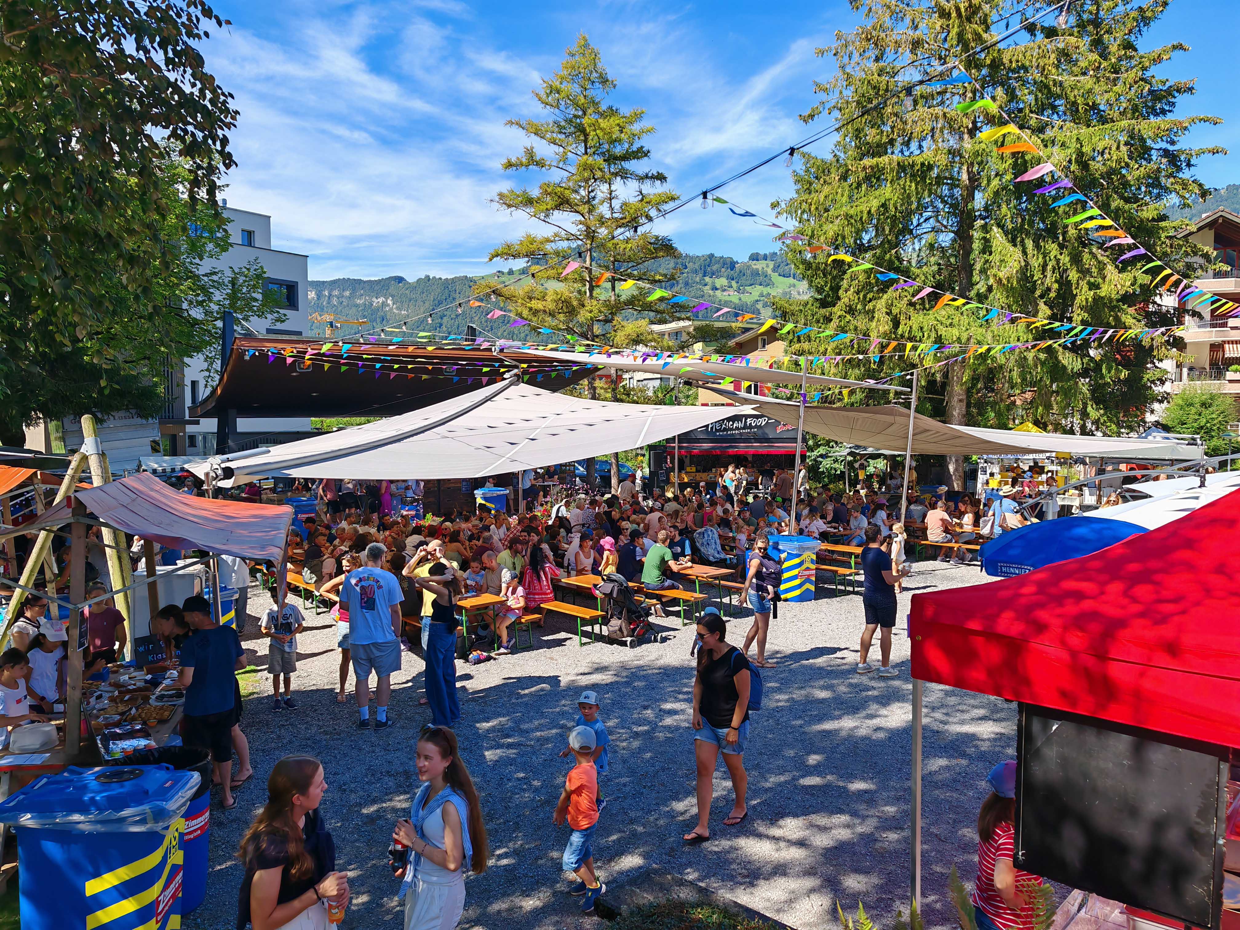 Gemeinde in der Schweiz, öffentlicher Raum setzt auf SunSquare Sonnensegel