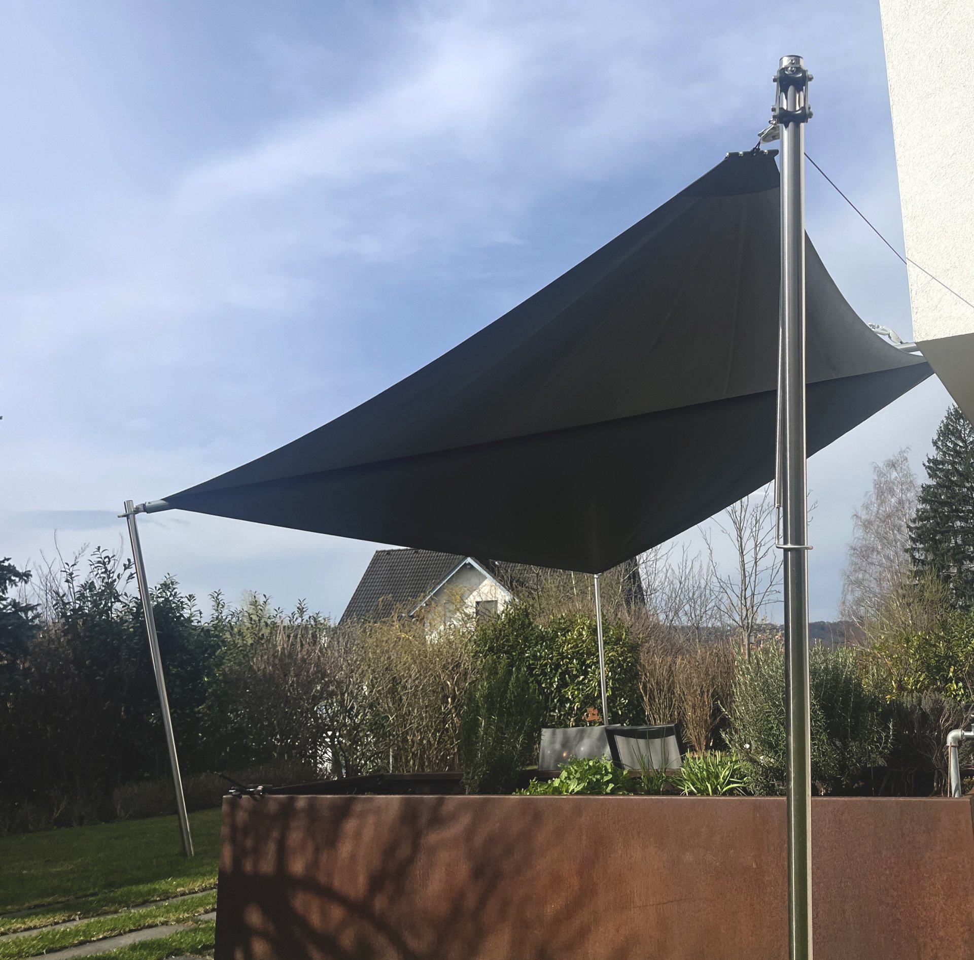 SunSquare Sonnensegel für ein Einfamilienhaus.