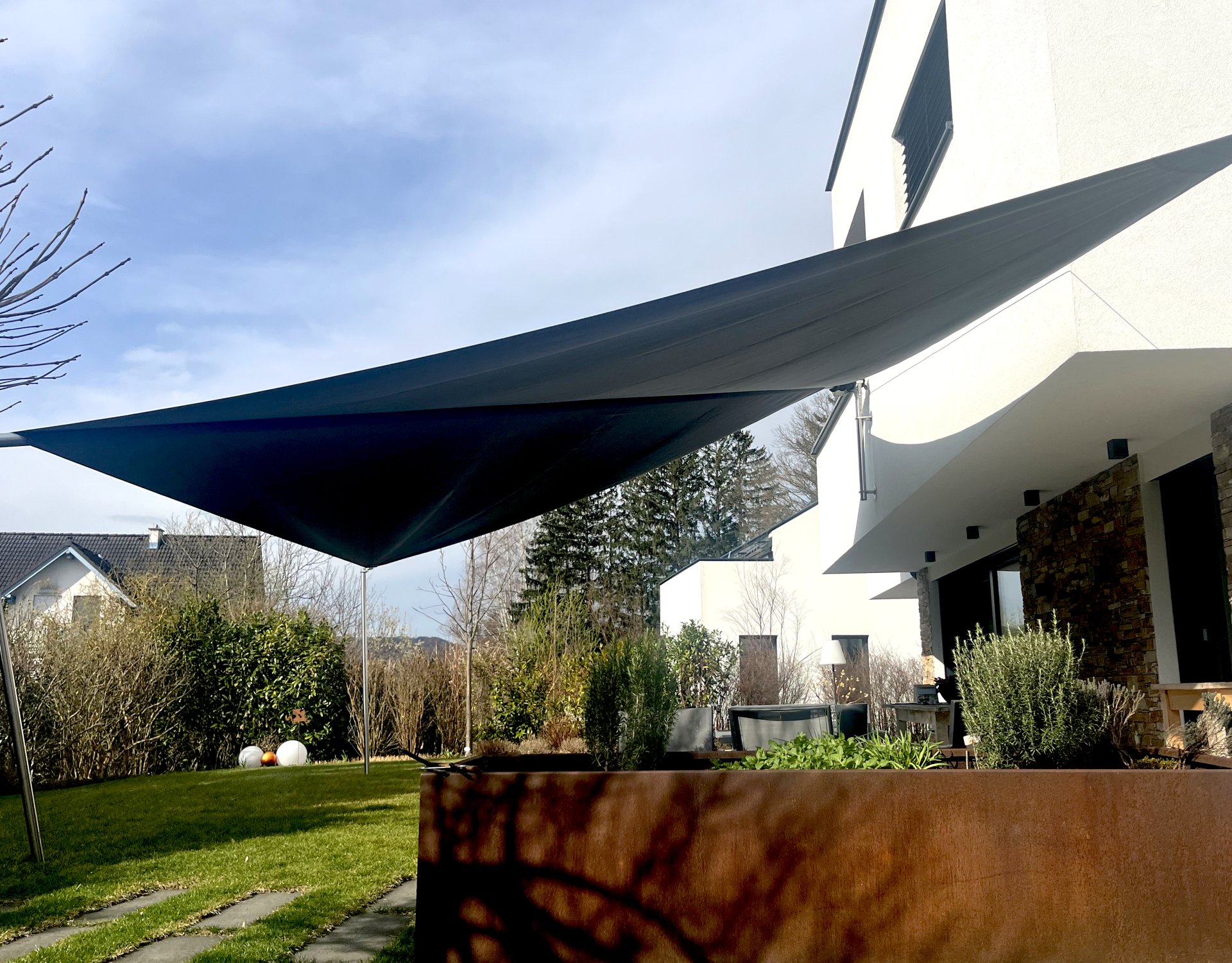 SunSquare Sonnensegel für ein Einfamilienhaus.