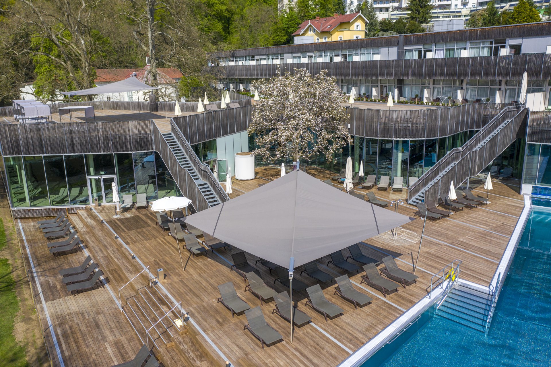 SunSquare für die Therme Bad Gleichenberg. Konrad Sonnensegel.