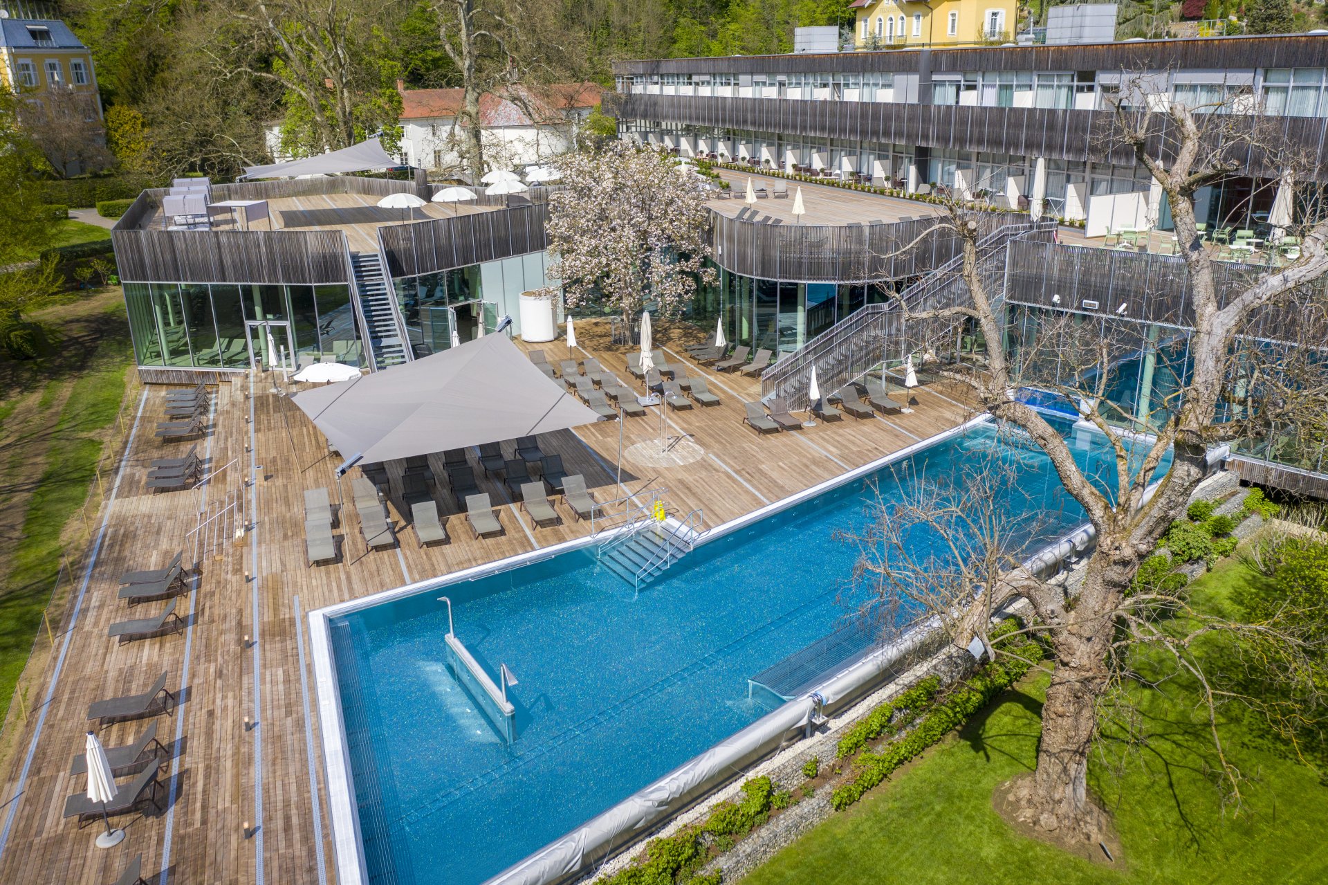 SunSquare für die Therme Bad Gleichenberg. Konrad Sonnensegel.