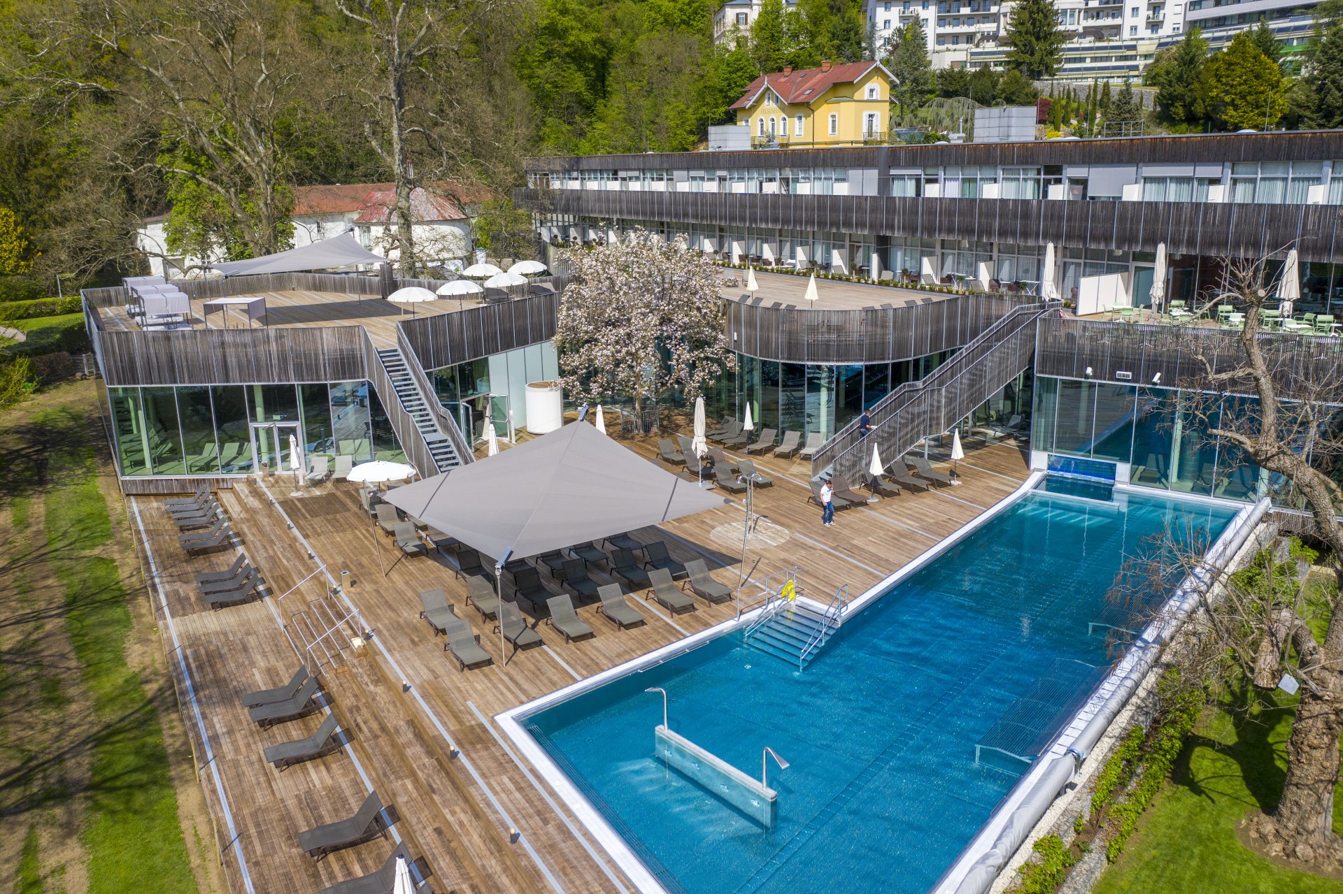 SunSquare für die Therme Bad Gleichenberg. Konrad Sonnensegel.