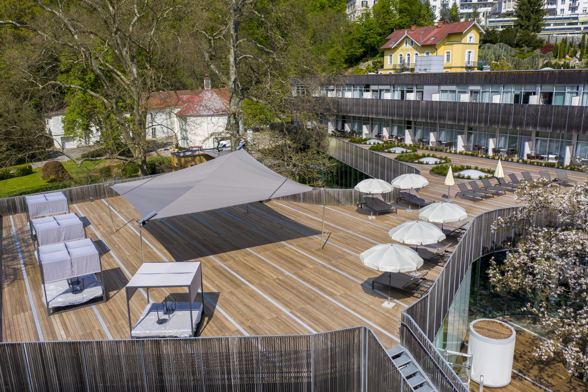 SunSquare für die Therme Bad Gleichenberg. Konrad Sonnensegel.