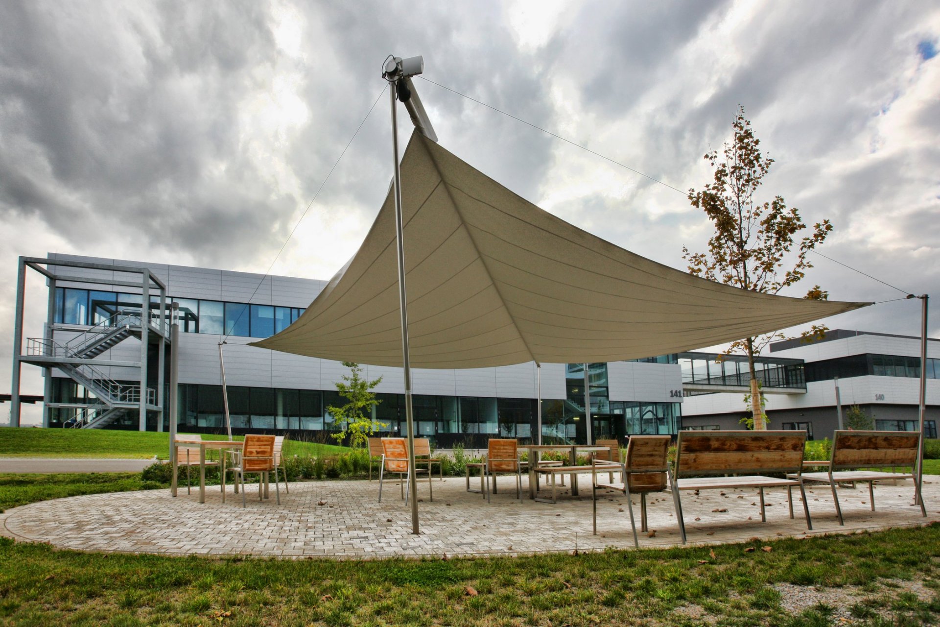 SunSquare mehrfach Dreiecksegel-Anlage für Firma BOSCH in Deutschland.