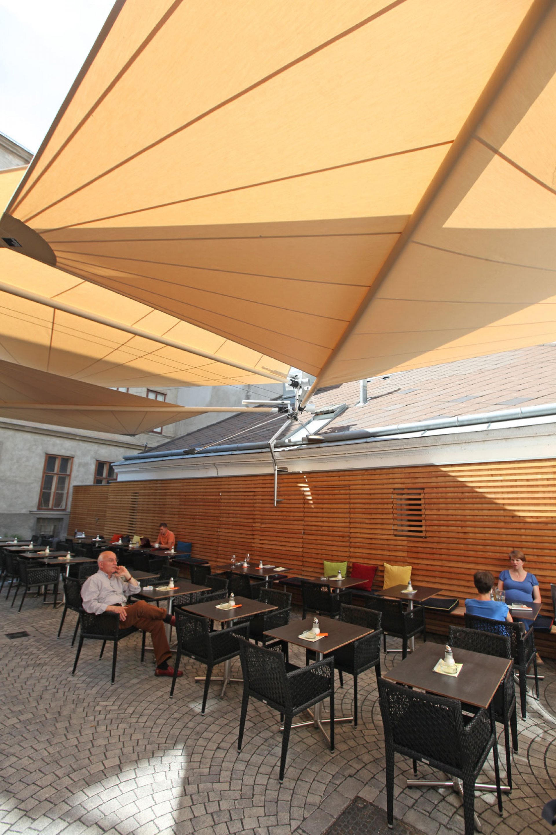 SunSquare mehrfach Dreiecksegel-Anlage für Caffè Latte in Wien.