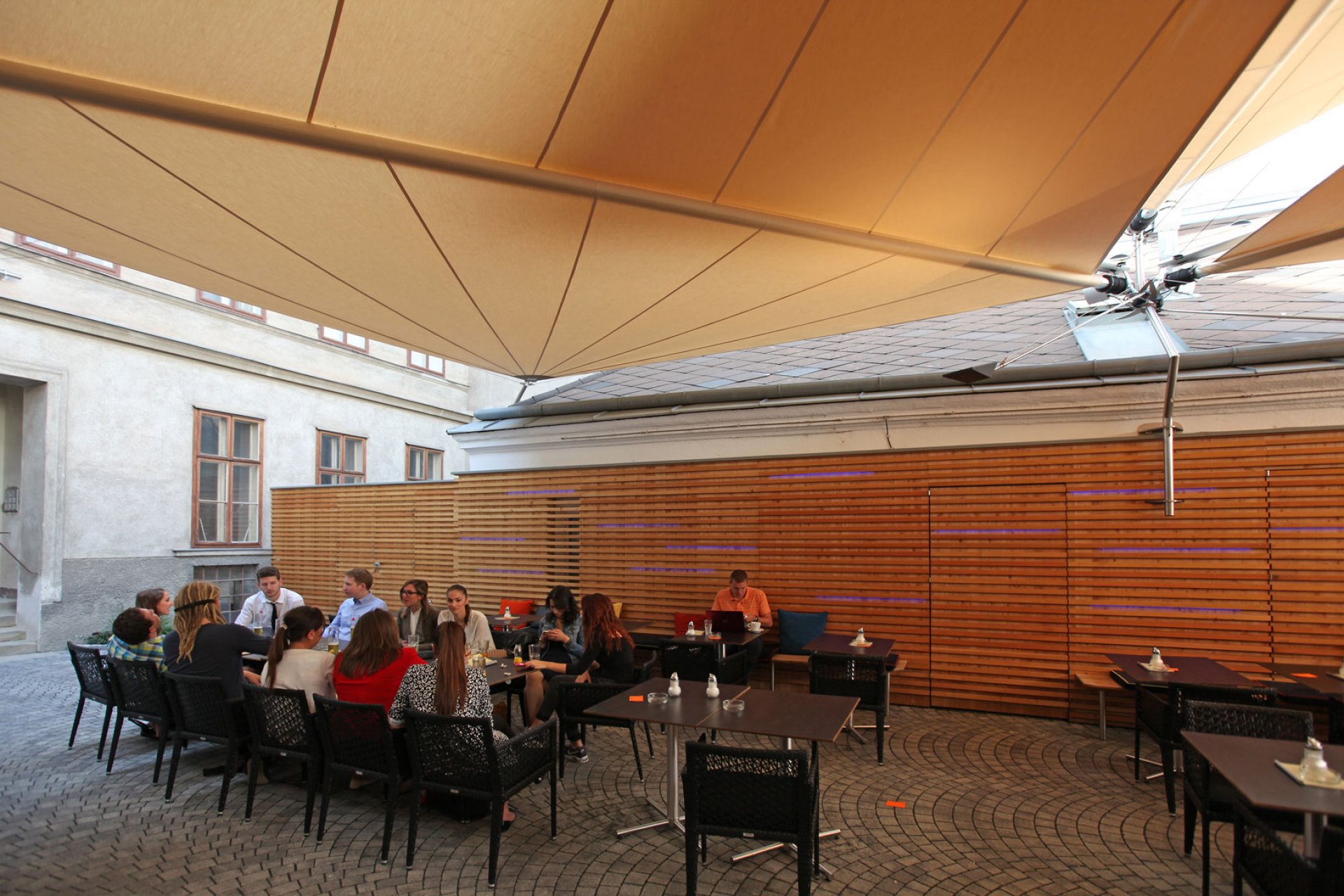SunSquare mehrfach Dreiecksegel-Anlage für Caffè Latte in Wien.