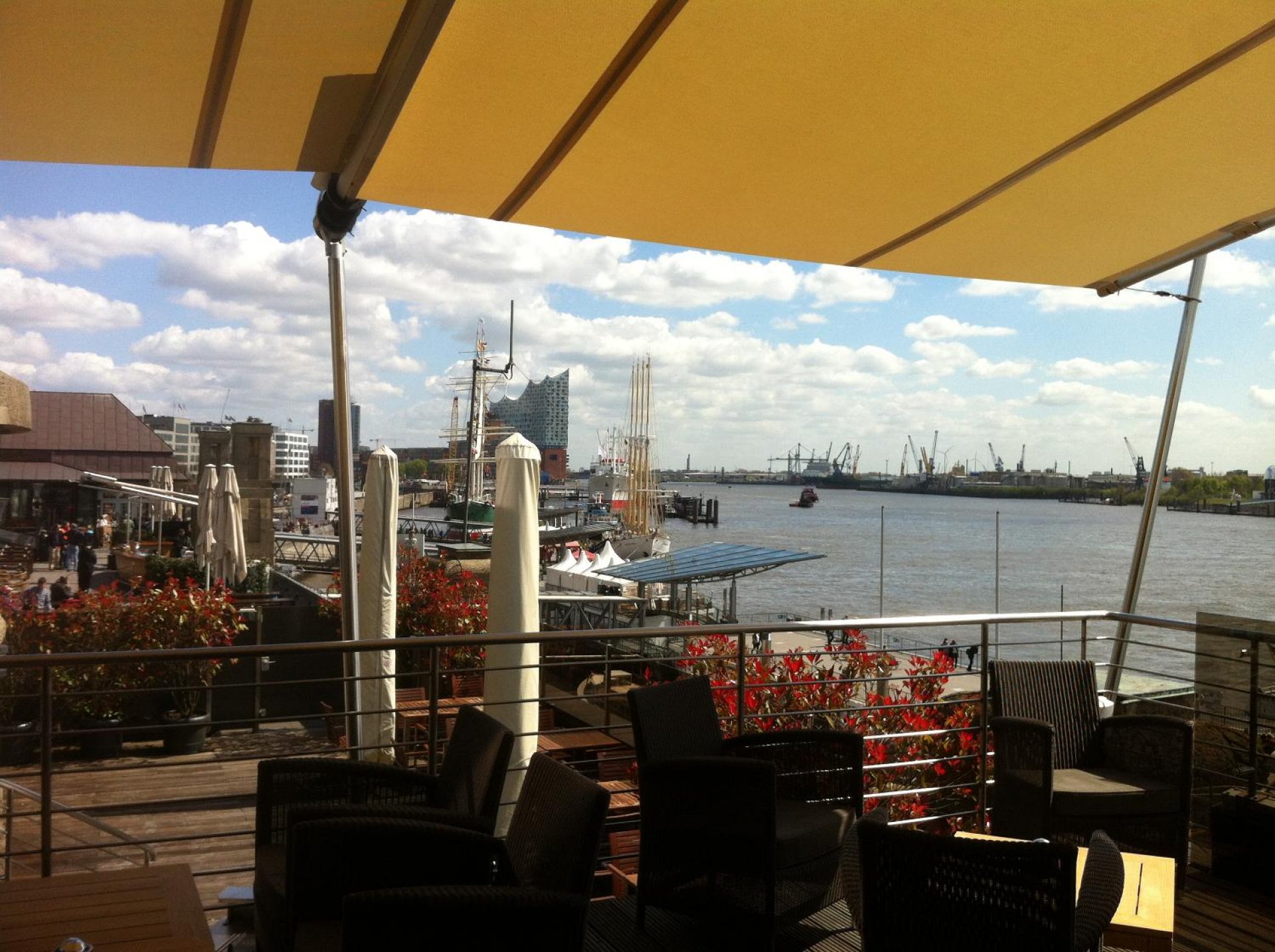 The port club in Hamburg is shaded with an original SunSquare sun sail.