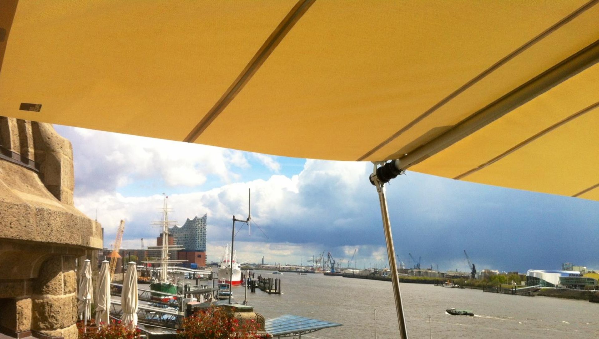 The port club in Hamburg is shaded with an original SunSquare sun sail.