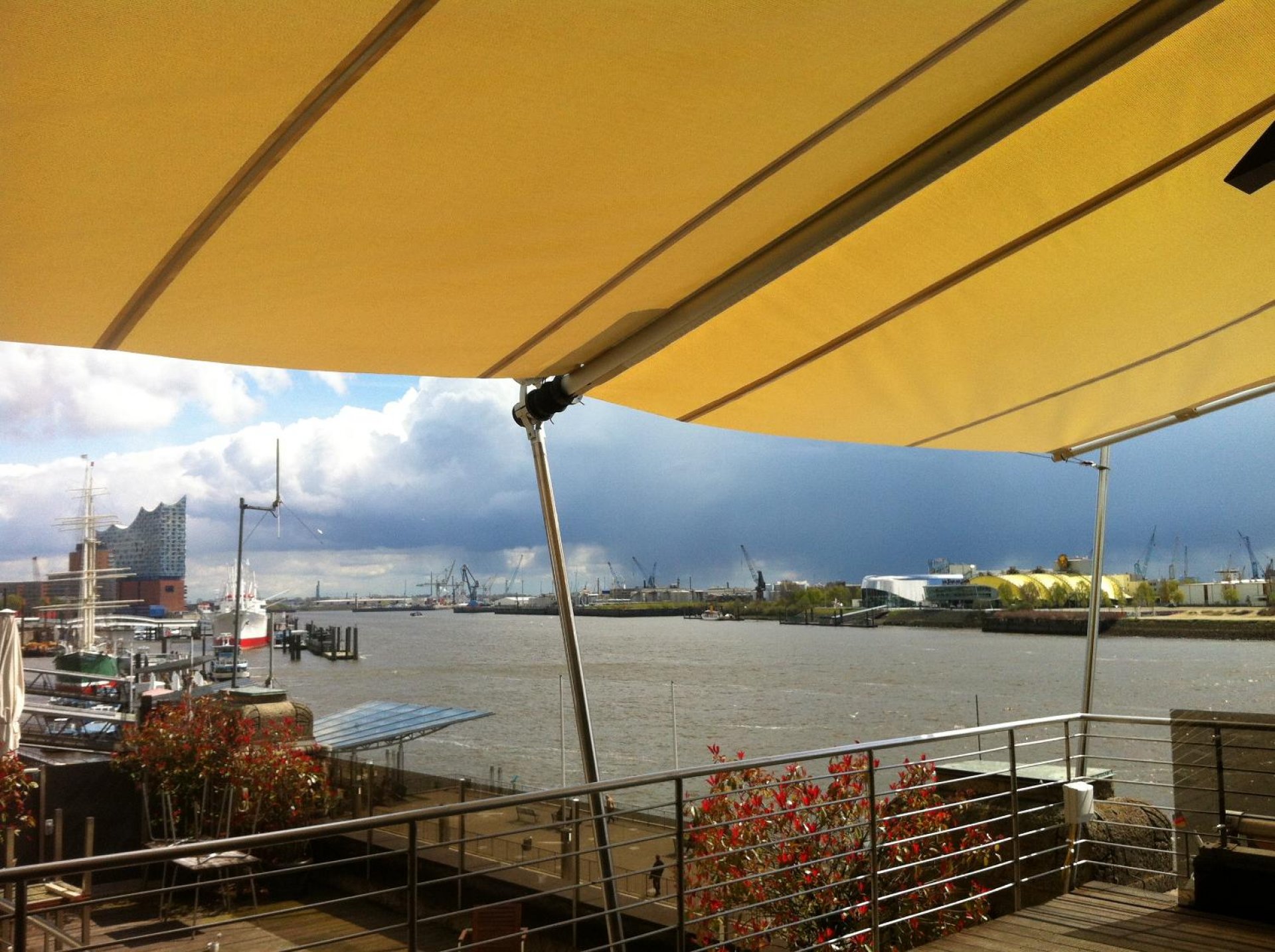 Der Hafen-Klub in Hamburg wird von einem original SunSquare Sonnensegel beschatt