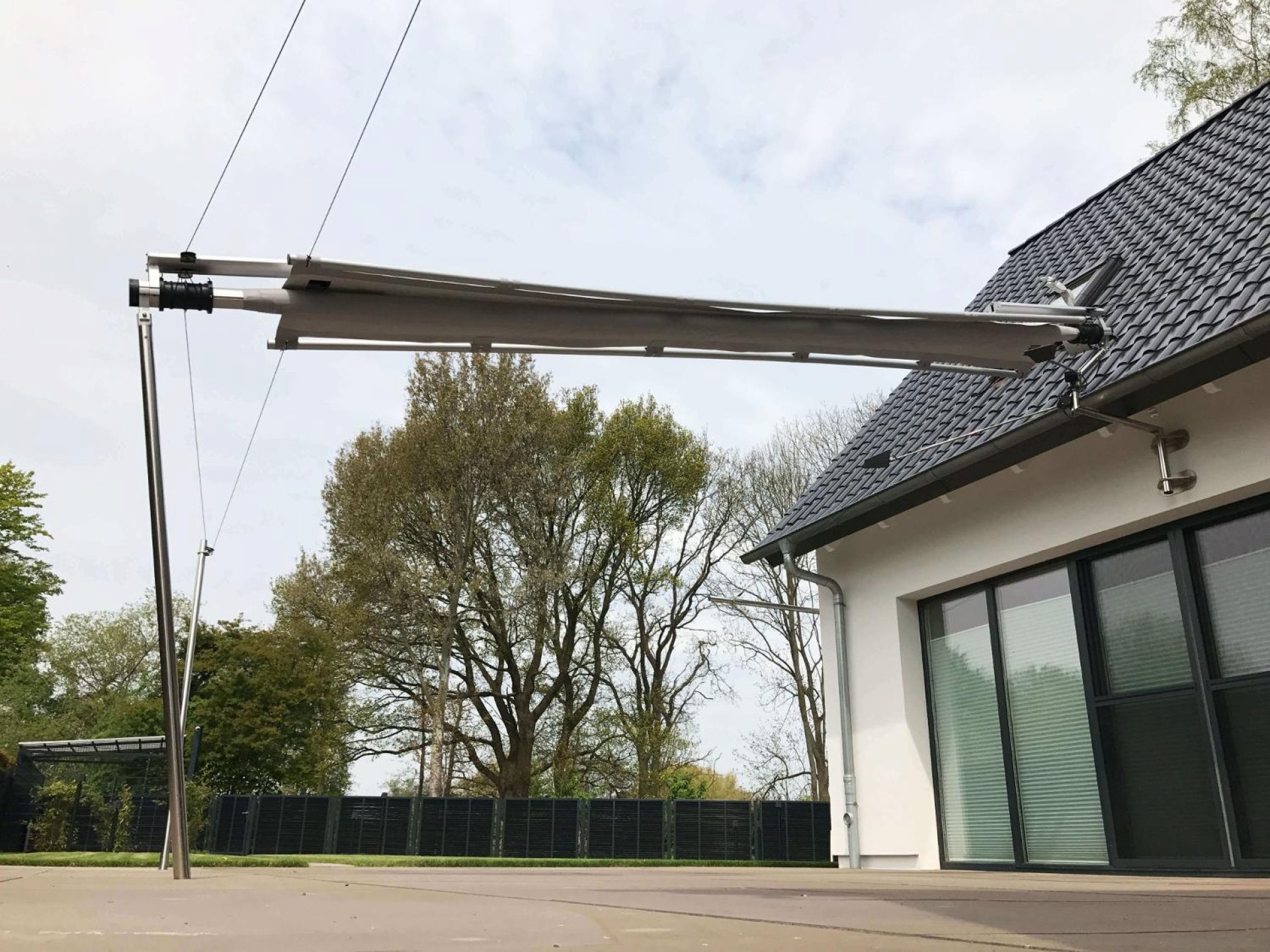 Sunsquare - vollautomatische Sonnensegelanlagen individuell geplant.