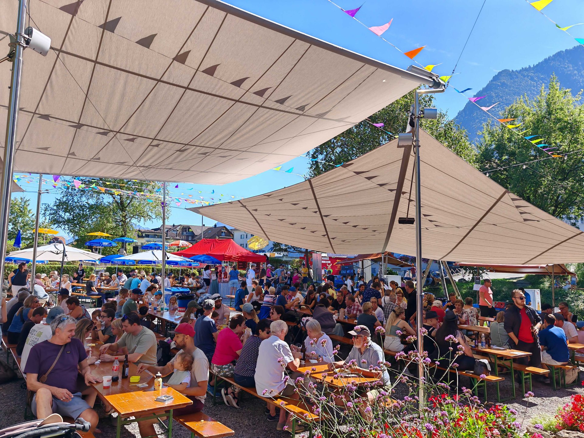 Gemeinde in der Schweiz, öffentlicher Raum setzt auf SunSquare Sonnensegel