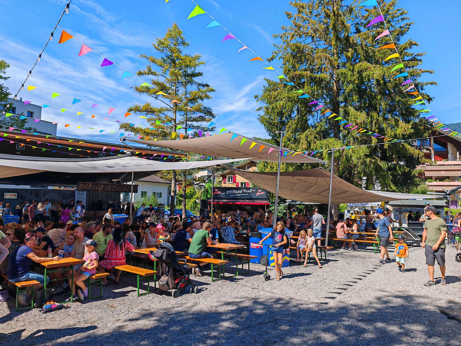 Gemeinde in der Schweiz, öffentlicher Raum setzt auf SunSquare Sonnensegel