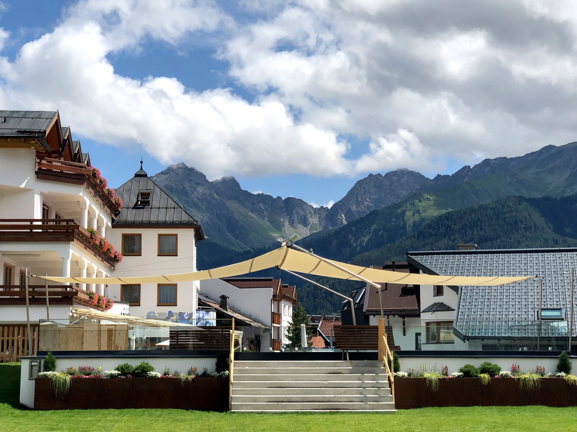 Serfaus Kulturpavillon mit SunSquare Rechtecksegel.