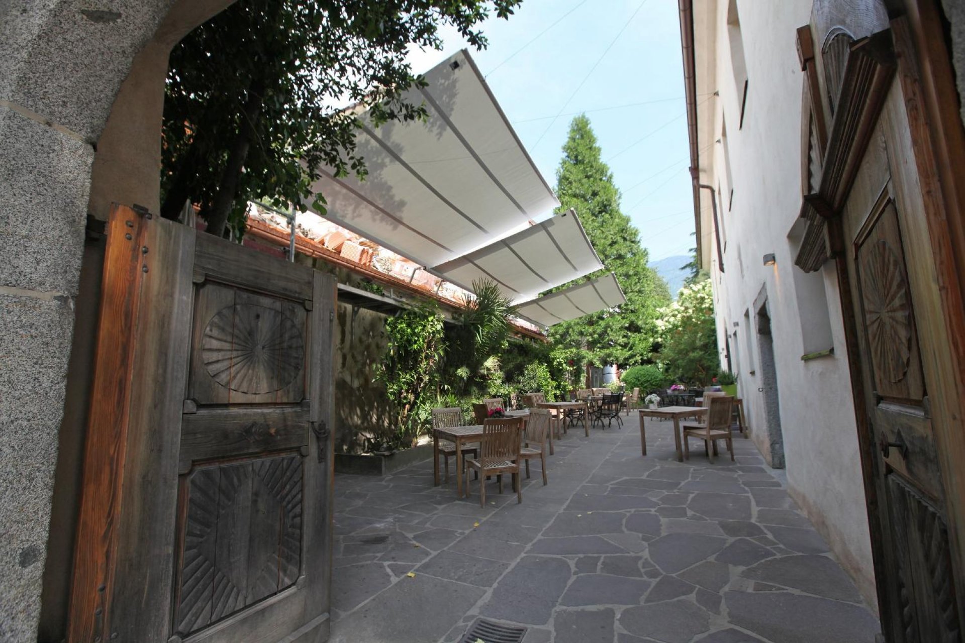 Castel Kallmünz in Meran with rectangular SunSquare sunsails.