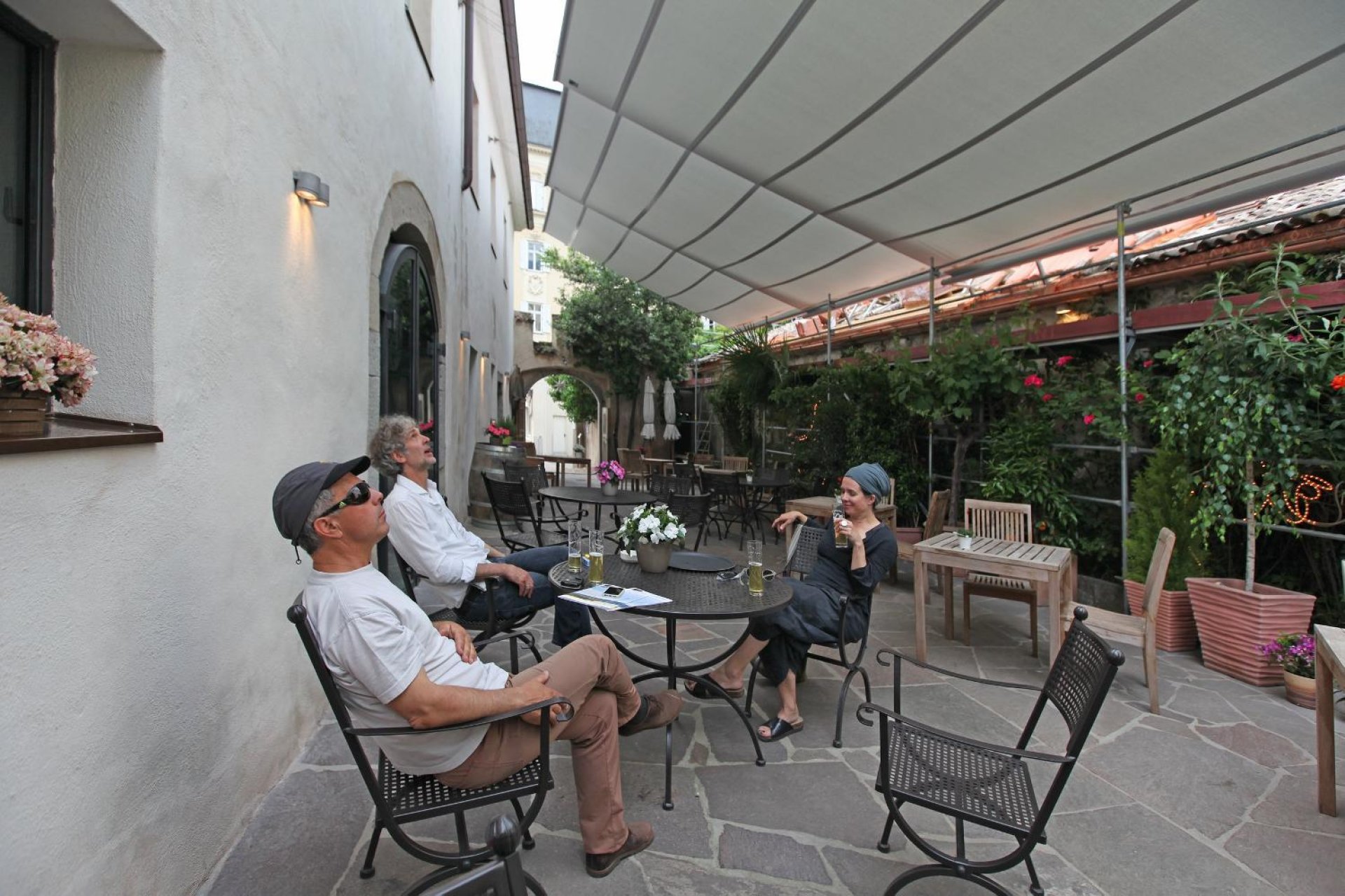 Castel Kallmünz in Meran with rectangular SunSquare sunsails.