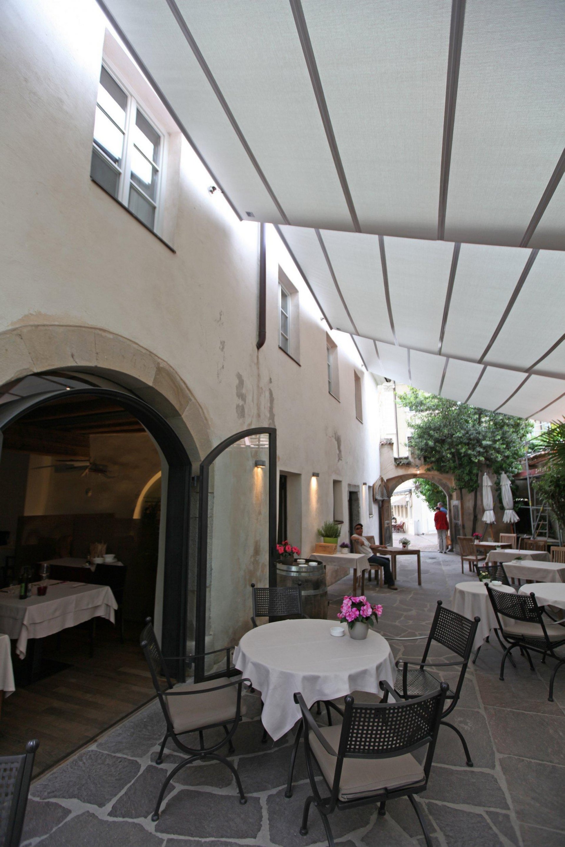 Castel Kallmünz in Meran with rectangular SunSquare sunsails.