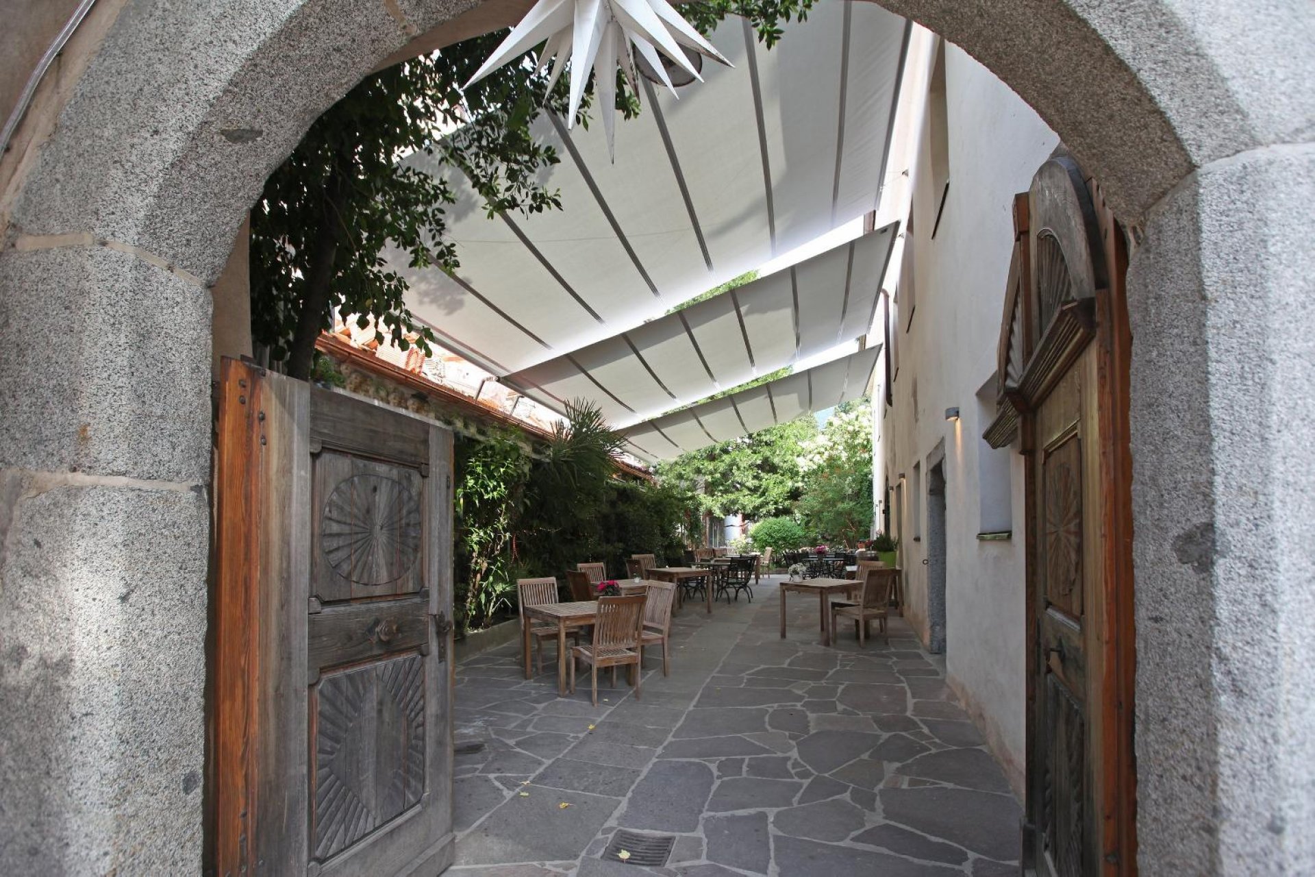 Castel Kallmünz in Meran with rectangular SunSquare sunsails.