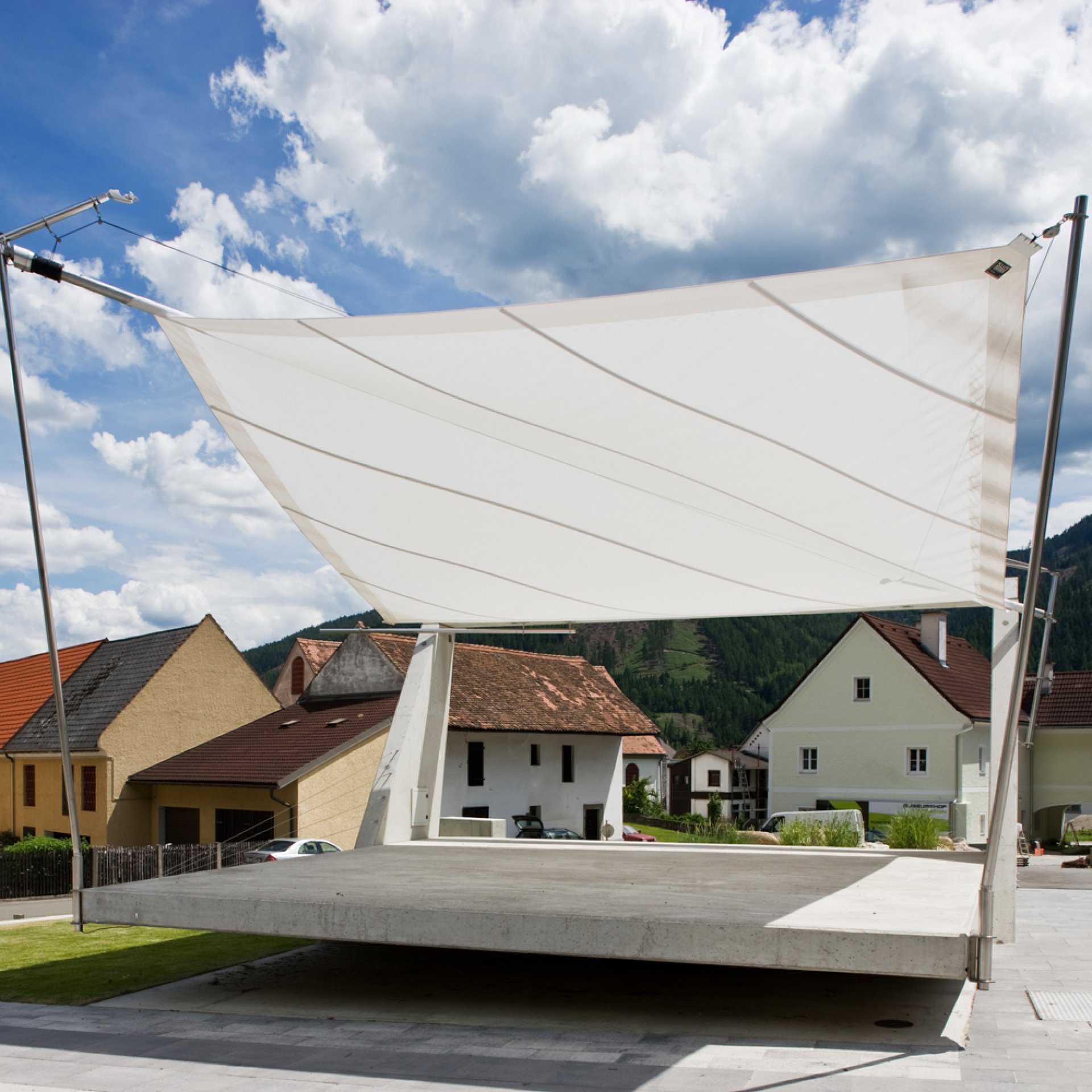 Sunsquare - vollautomatische Sonnensegelanlagen auf öffentlichen Plätzen.