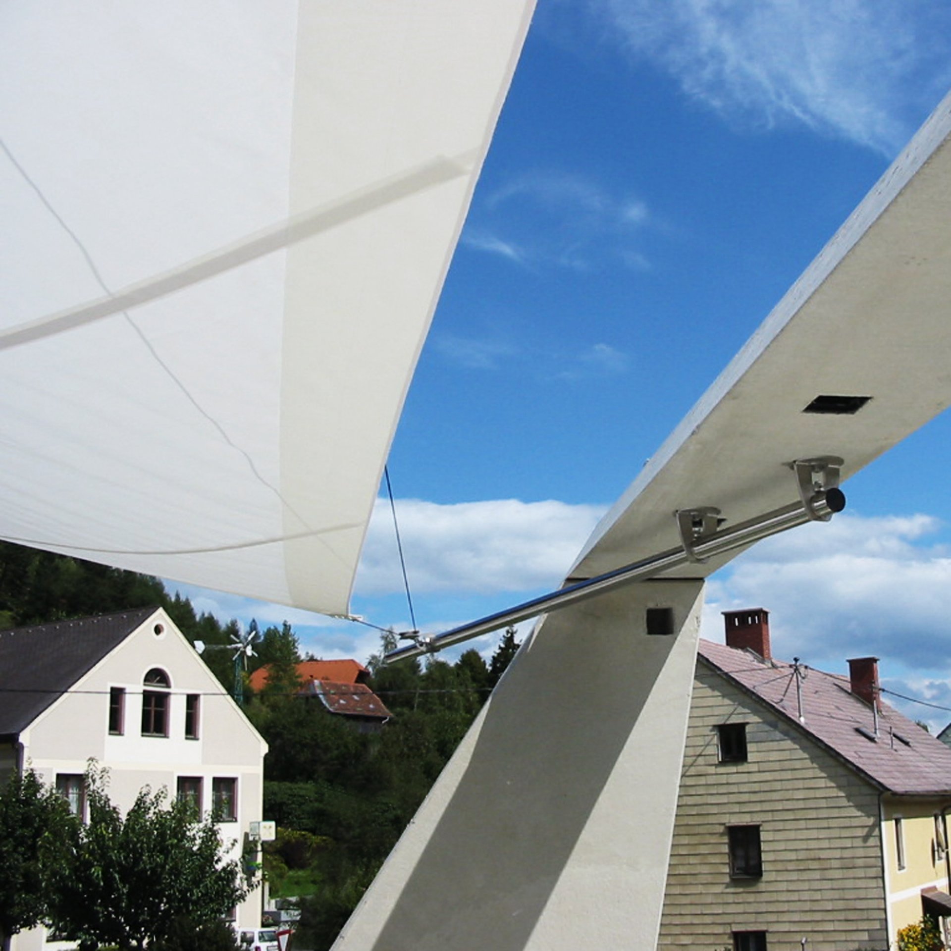 Sunsquare - vollautomatische Sonnensegelanlagen auf öffentlichen Plätzen.