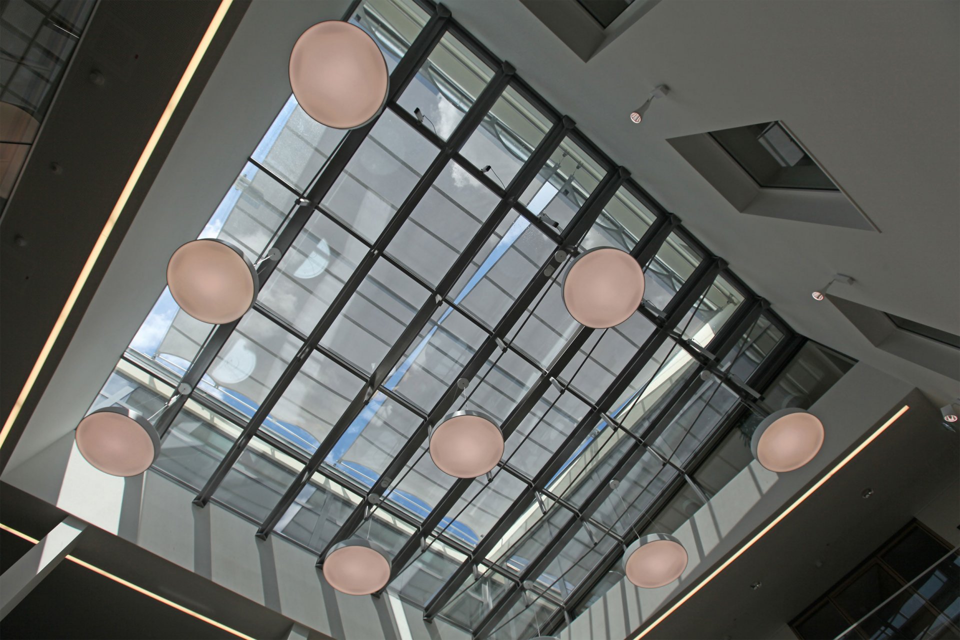 Raiffeisen - SunSquare Beschattung von horizontaler und vertikaler Verglasung