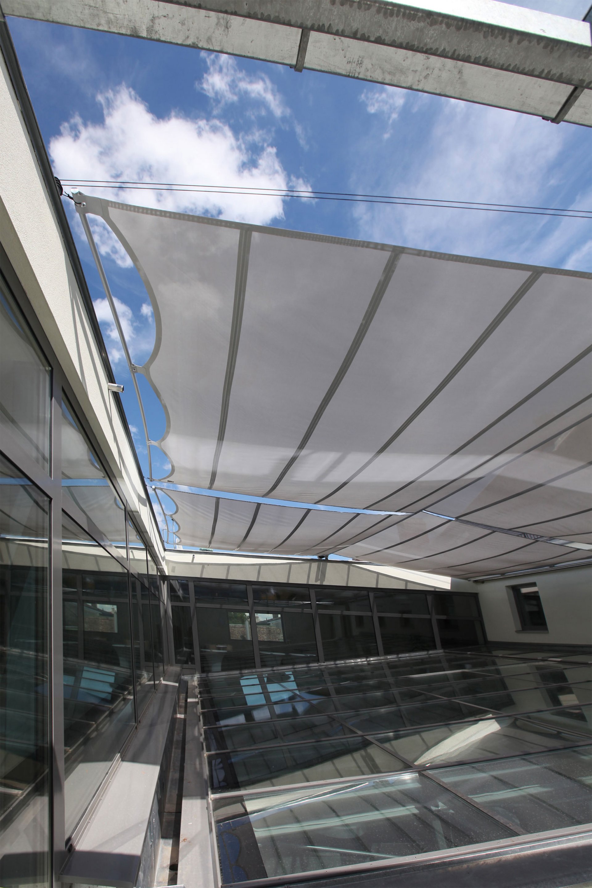 Raiffeisen - SunSquare Beschattung von horizontaler und vertikaler Verglasung