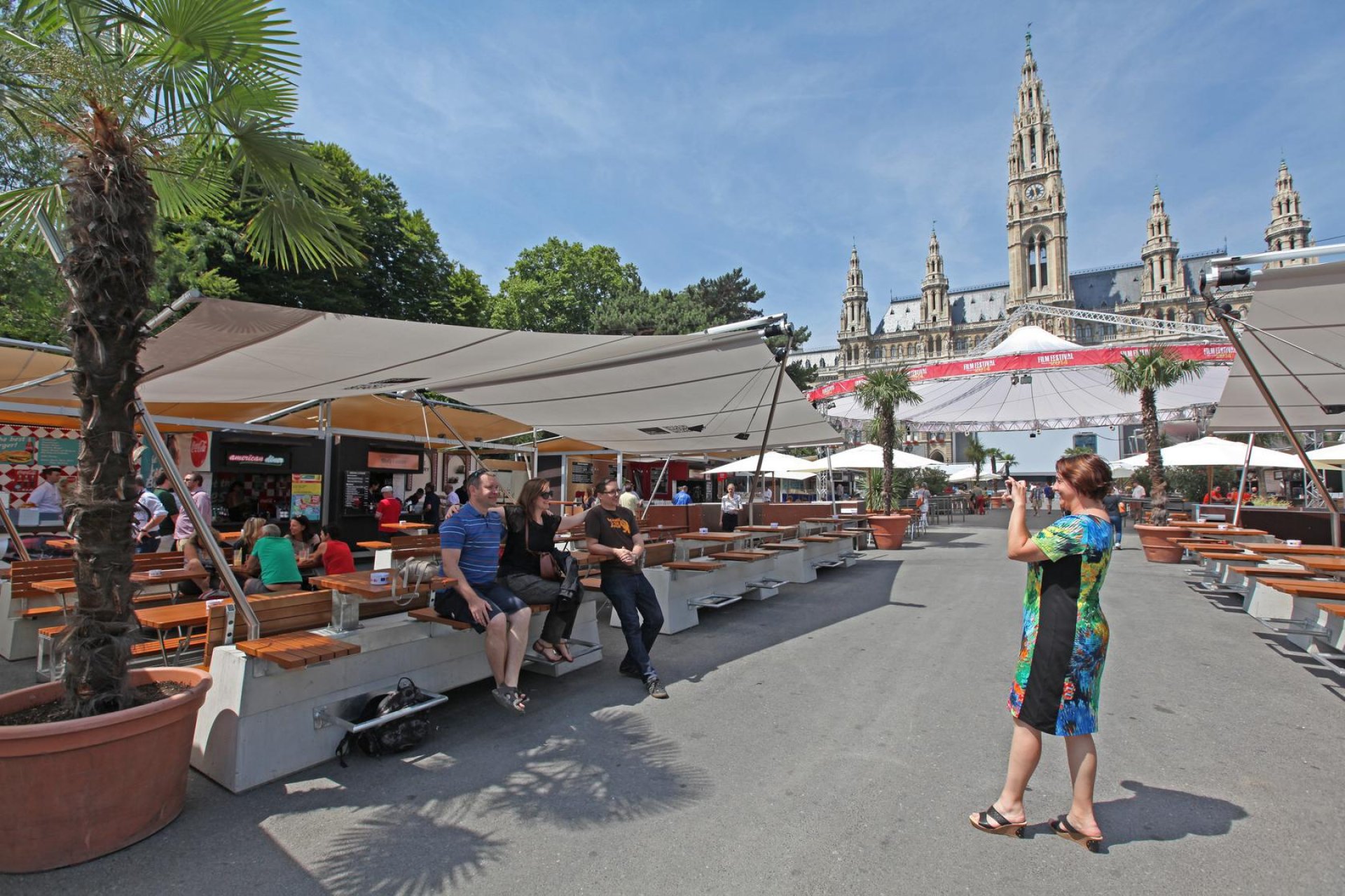 SunSquare am Wiener Rathausplatz - Dreiecksegel und Rechtecksegel.