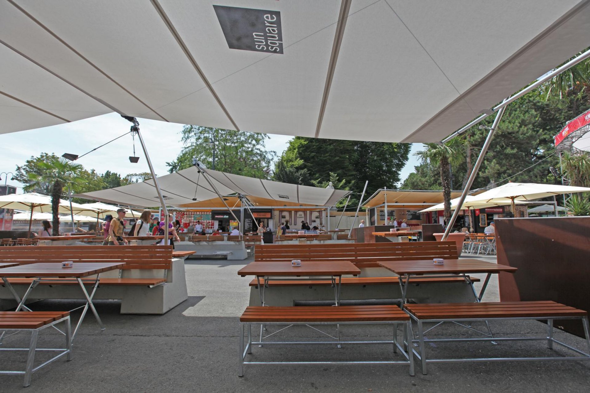 SunSquare am Wiener Rathausplatz - Dreiecksegel und Rechtecksegel.