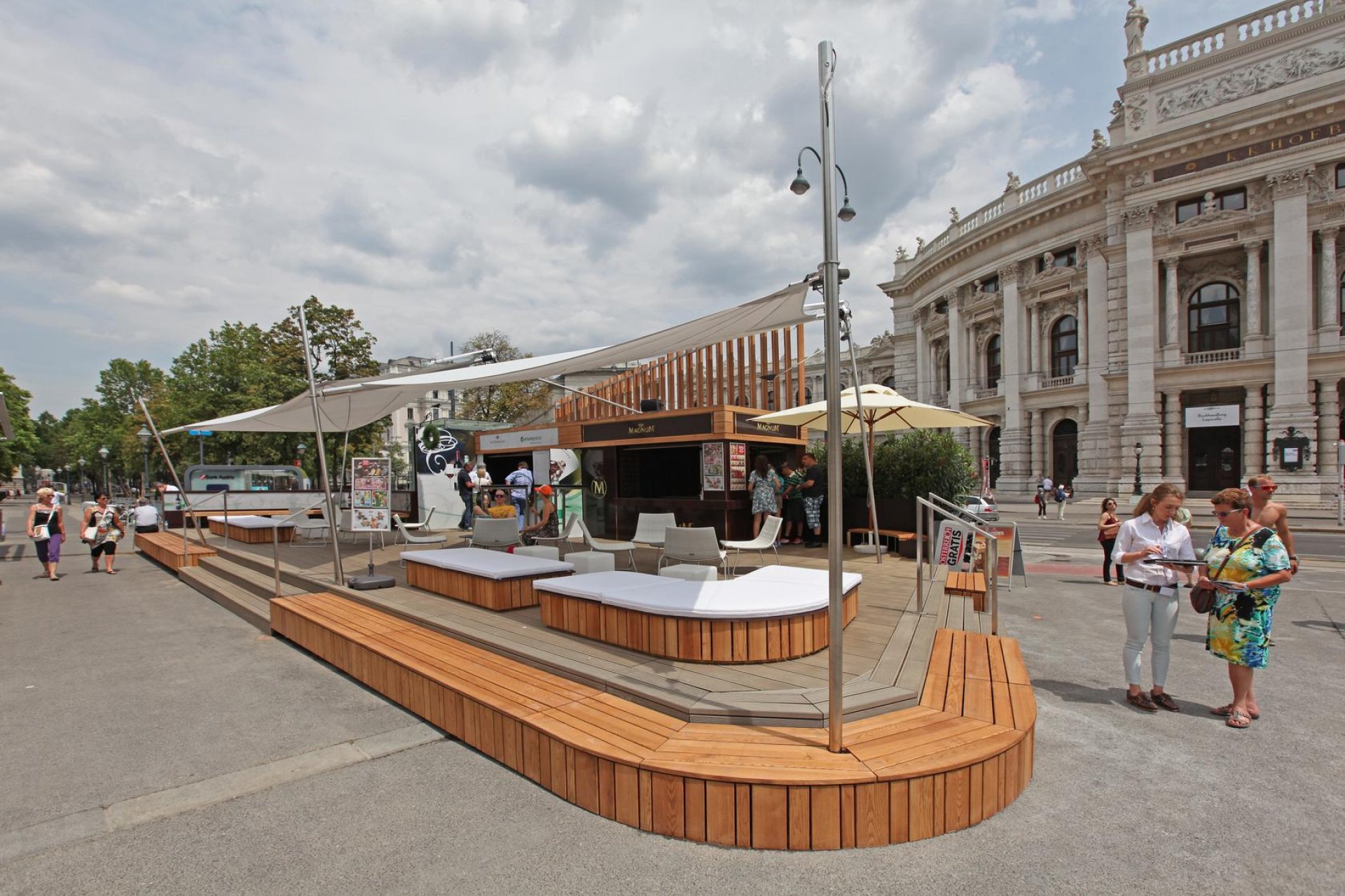 SunSquare am Wiener Rathausplatz - Dreiecksegel und Rechtecksegel.