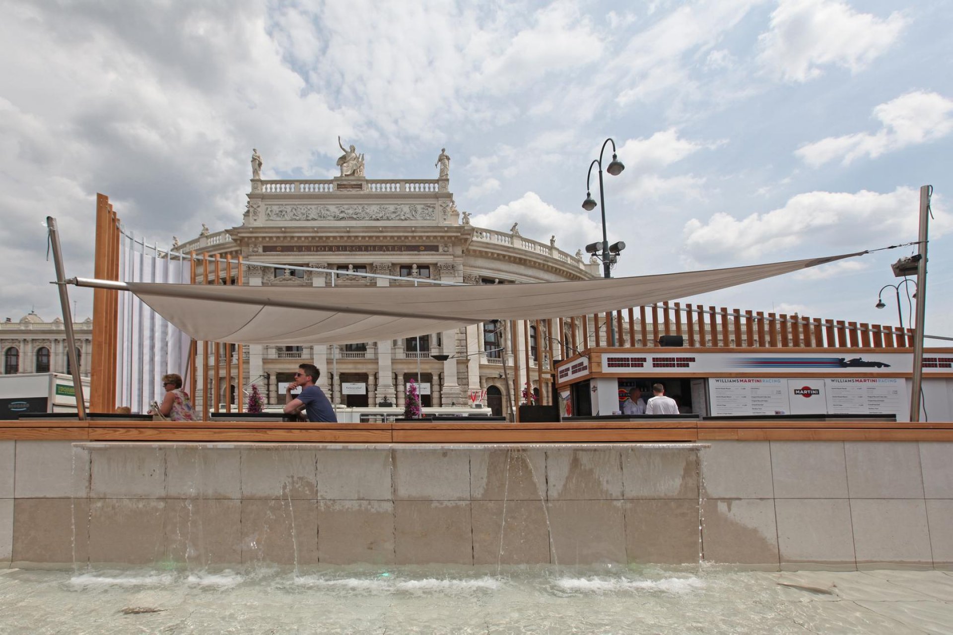 SunSquare am Wiener Rathausplatz - Dreiecksegel und Rechtecksegel.