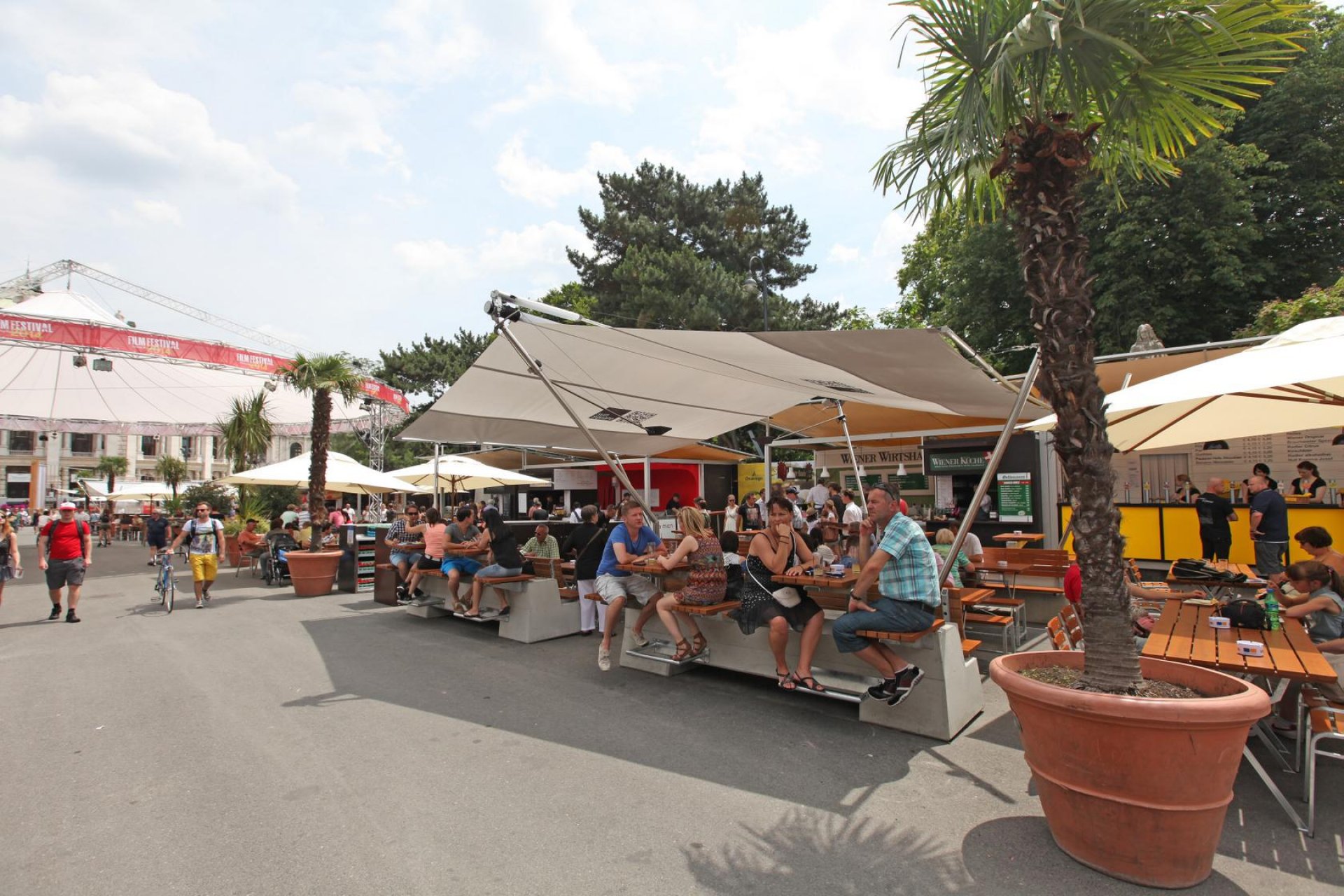 SunSquare am Wiener Rathausplatz - Dreiecksegel und Rechtecksegel.