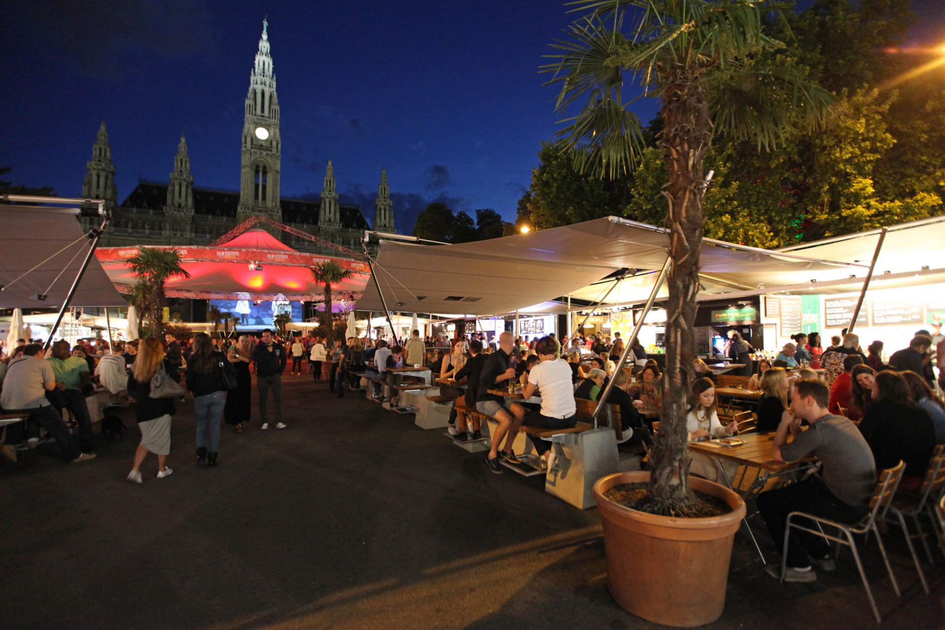 SunSquare am Wiener Rathausplatz - Dreiecksegel und Rechtecksegel.