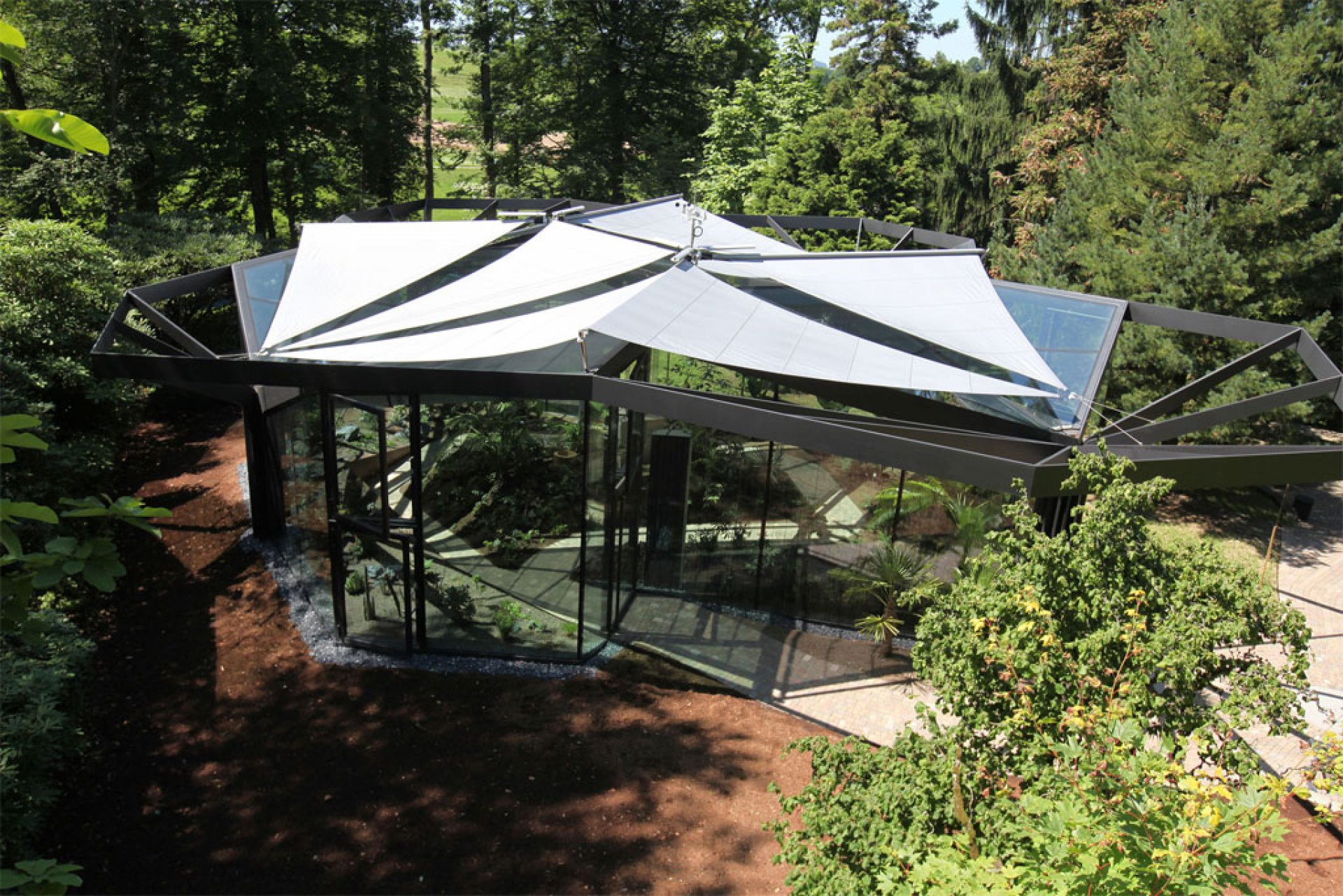 Sunsquare - vollautomatische Sonnensegelanlagen individuell geplant.