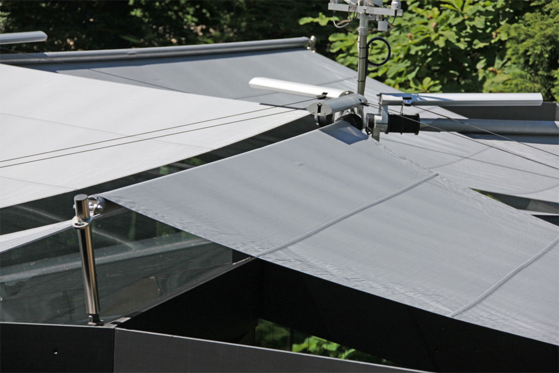 Sunsquare - vollautomatische Sonnensegelanlagen individuell geplant.